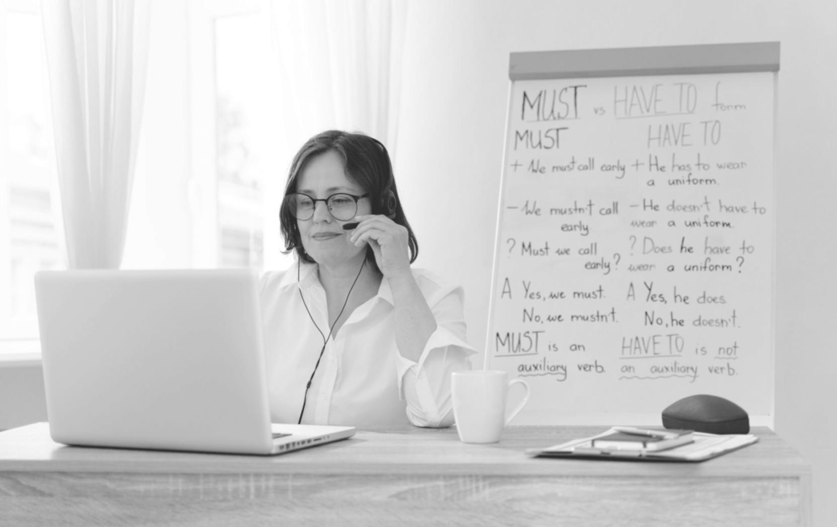 Espace de formation avec participants travaillant sur des analyses financières